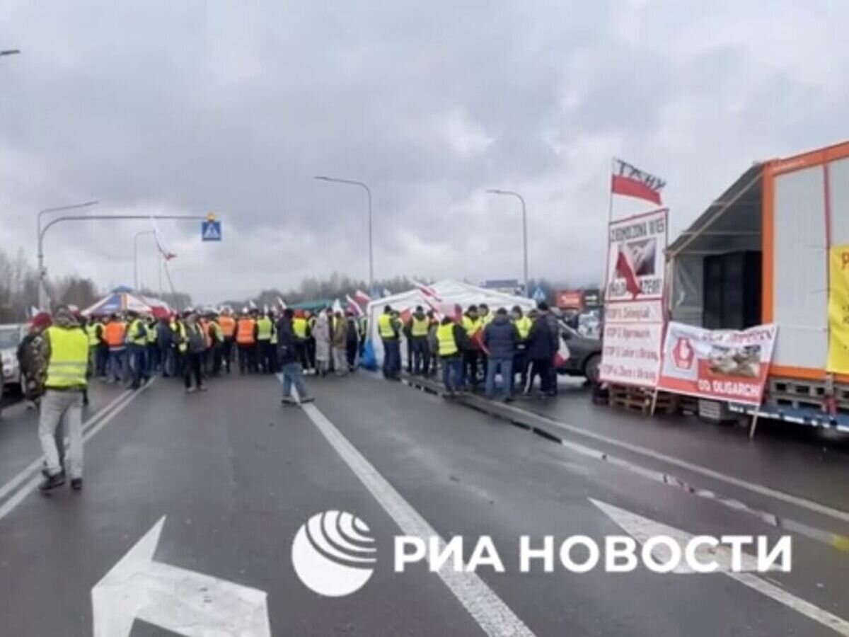    Протестующие польские фермеры перегораживают дорогу на границе с Украиной. Кадр видео© РИА Новости