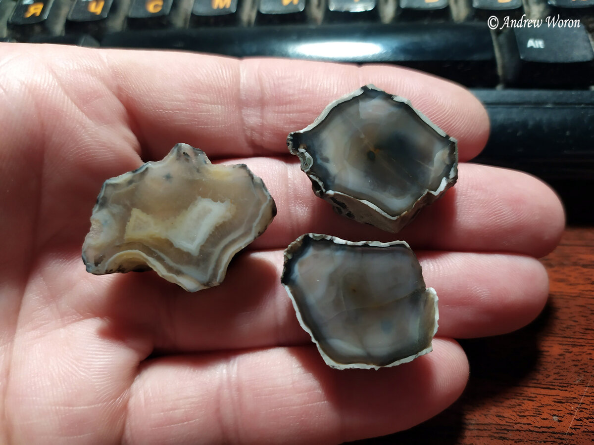 Черные агаты из Новобуринского месторождения. Правда они не совсем черные и довольно мелкие, поэтому если попадутся «чернее» и крупнее, то также будут заказаны и пополнят коллекцию