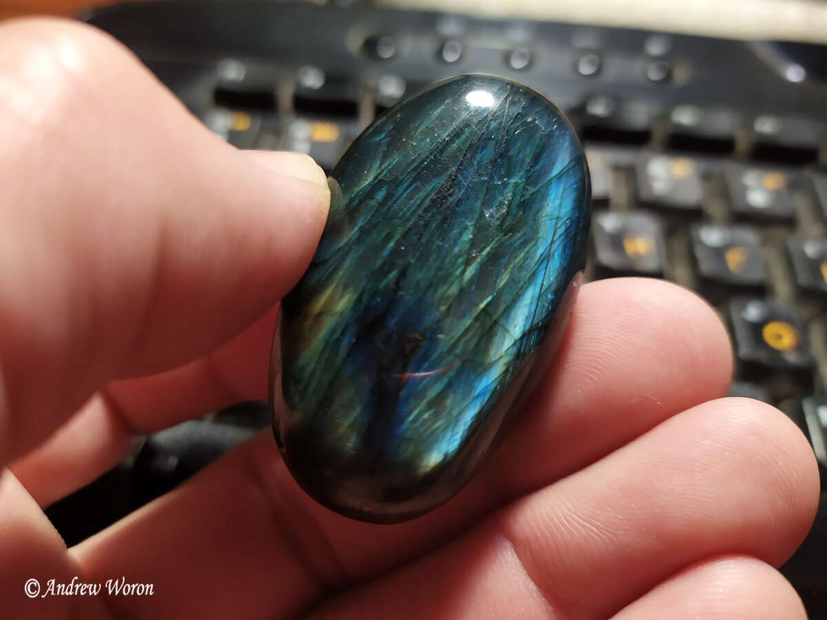 Окатыш лабрадора (не путать в породой лабрадорит). Давно мечтал иметь такой! Этот камень хоть и приехал из Челябинска, но родом с Мадагаскара – камни путешествуют…