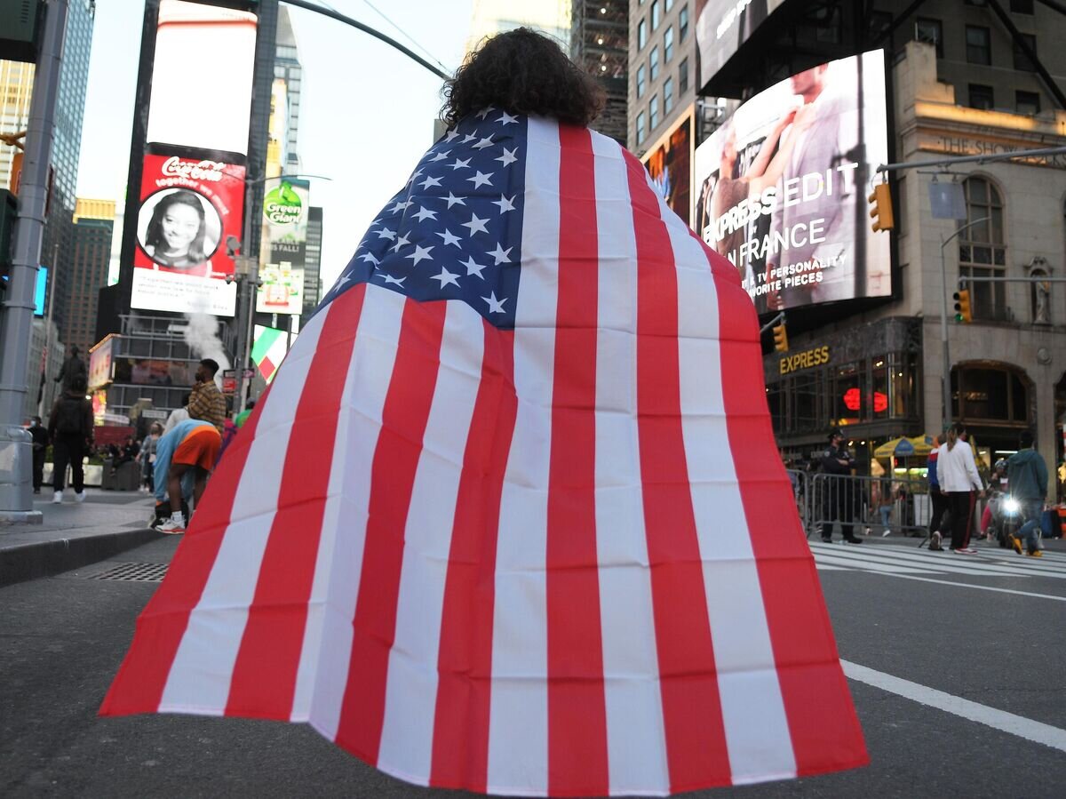    Люди на одной из улиц в Нью-Йорке после новостей о победе на выборах президента США кандидата от Демократической партии Джозефа Байдена© РИА Новости / Дмитрий Паршин