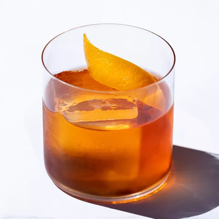 Простой в приготовлении и освежающе горький коктейль «Негрони», как говорят, был изобретен во Флоренции бесстрашным итальянским графом Камилло Негрони в начале XX века.