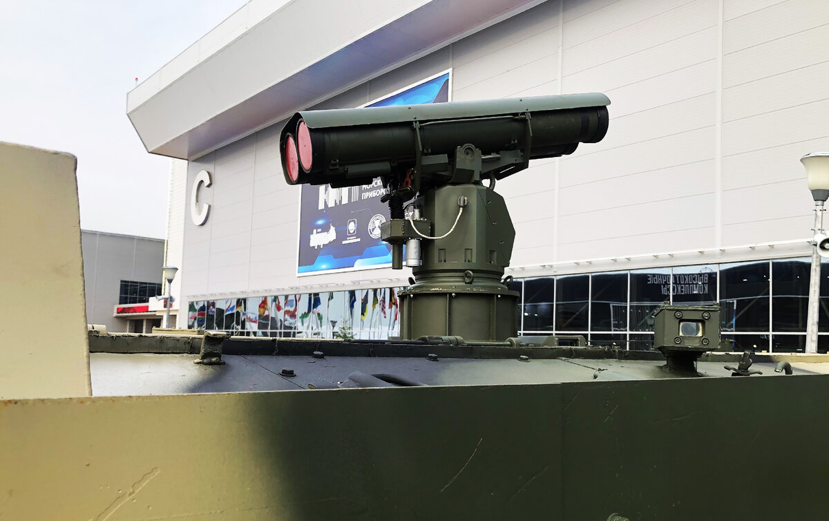 Правее боевого модуля- видеолкамера для обзора в сторону правого борта.