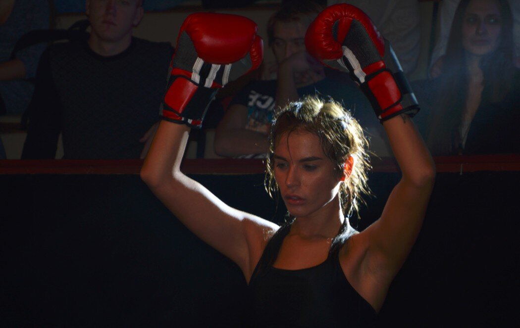 на фото Екатерина Владимирова, кадр из фильма "Держи удар. детка!"