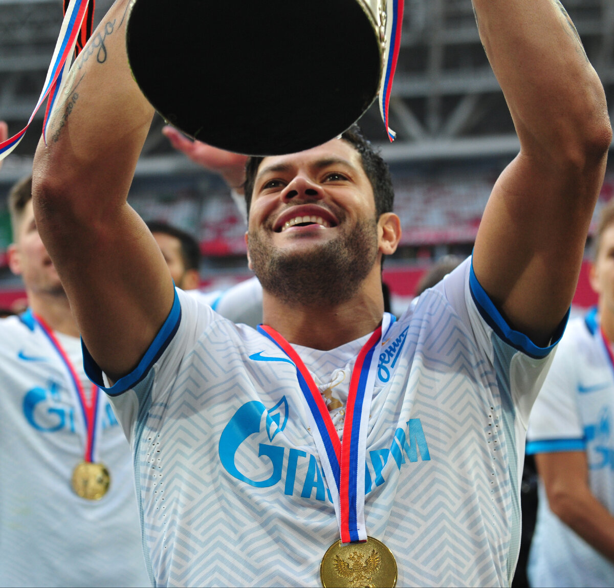 2 мая 2016 года. Казань. Финал Кубка России. ЦСКА - «Зенит» - 1:4. Нападающий питерцев Халк с трофеем. Фото Александра Федорова, «СЭ»