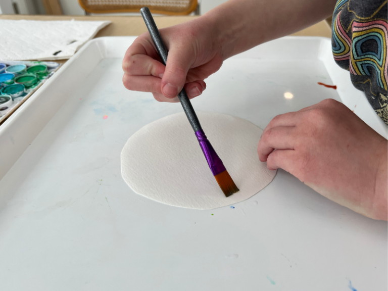 Увлажнить бумагу. Фото с https://artfulparent.com