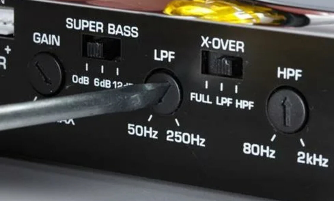X over на усилителе что. Calcell усилитель 5 150. Настройка 4 канального усилителя. X over на усилителе что. Сабсоник для сабвуфера.