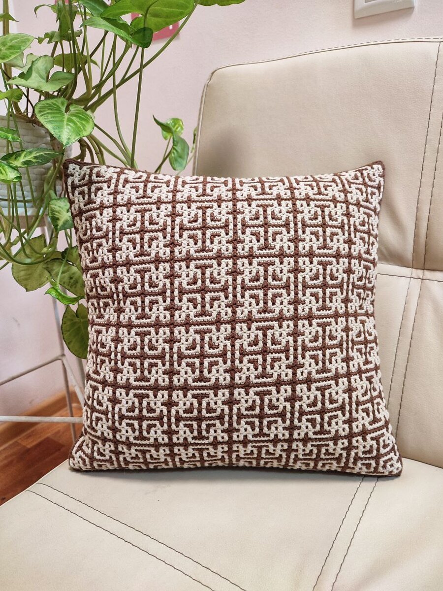 Внутри — старенькая побитая жизнью подушка.