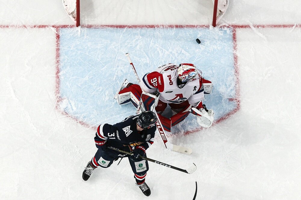    Судьбу первого финального матча "Металлург" решил в самой концовке игры, склонив чашу весов в свою пользу - 2:1. / Александр Щербак/ ТАСС