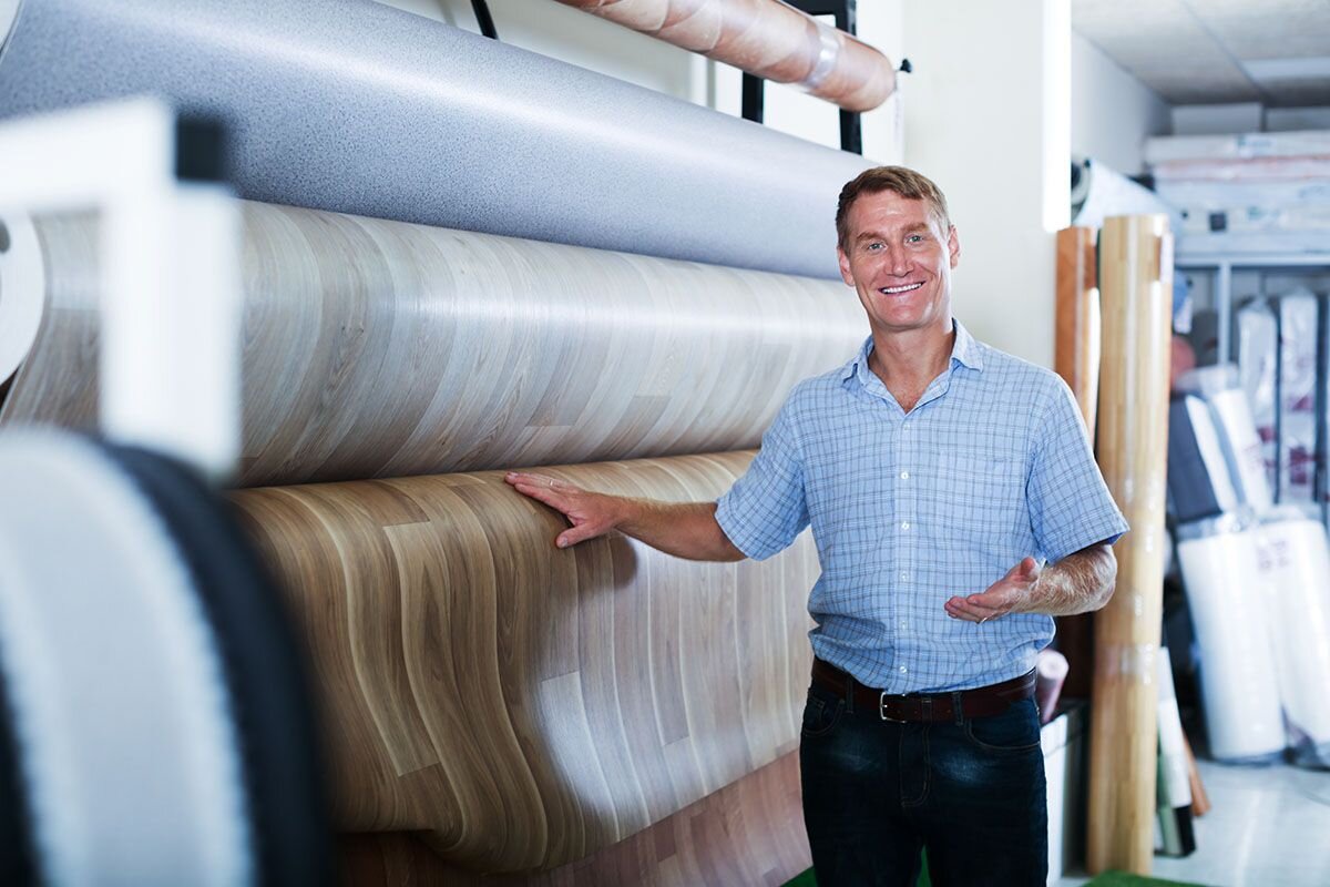 Чтобы не просто кивать продавцу, но и задавать ему конкретные вопросы, сначала узнайте все о линолеуме из нашей статьи📷
