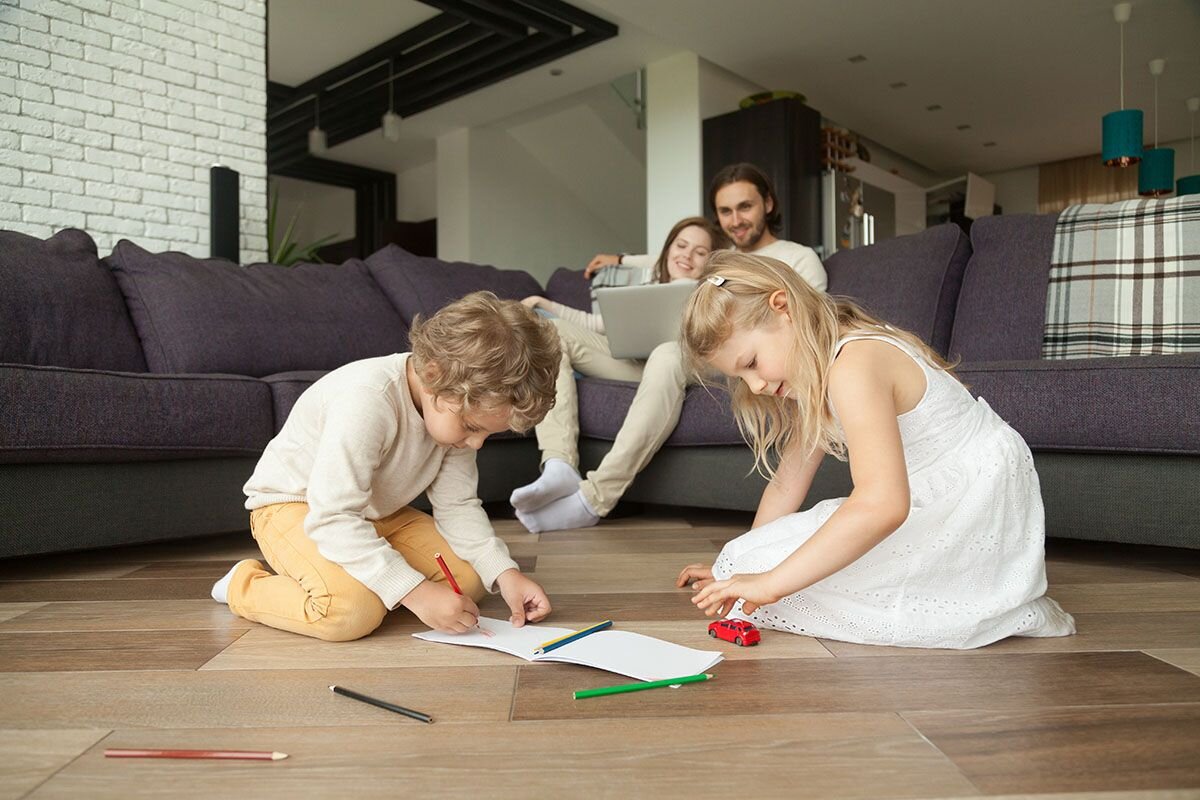 Линолеум мягкий и легко моется, по нему удобно ходить и даже сидеть на нем комфортно📷
