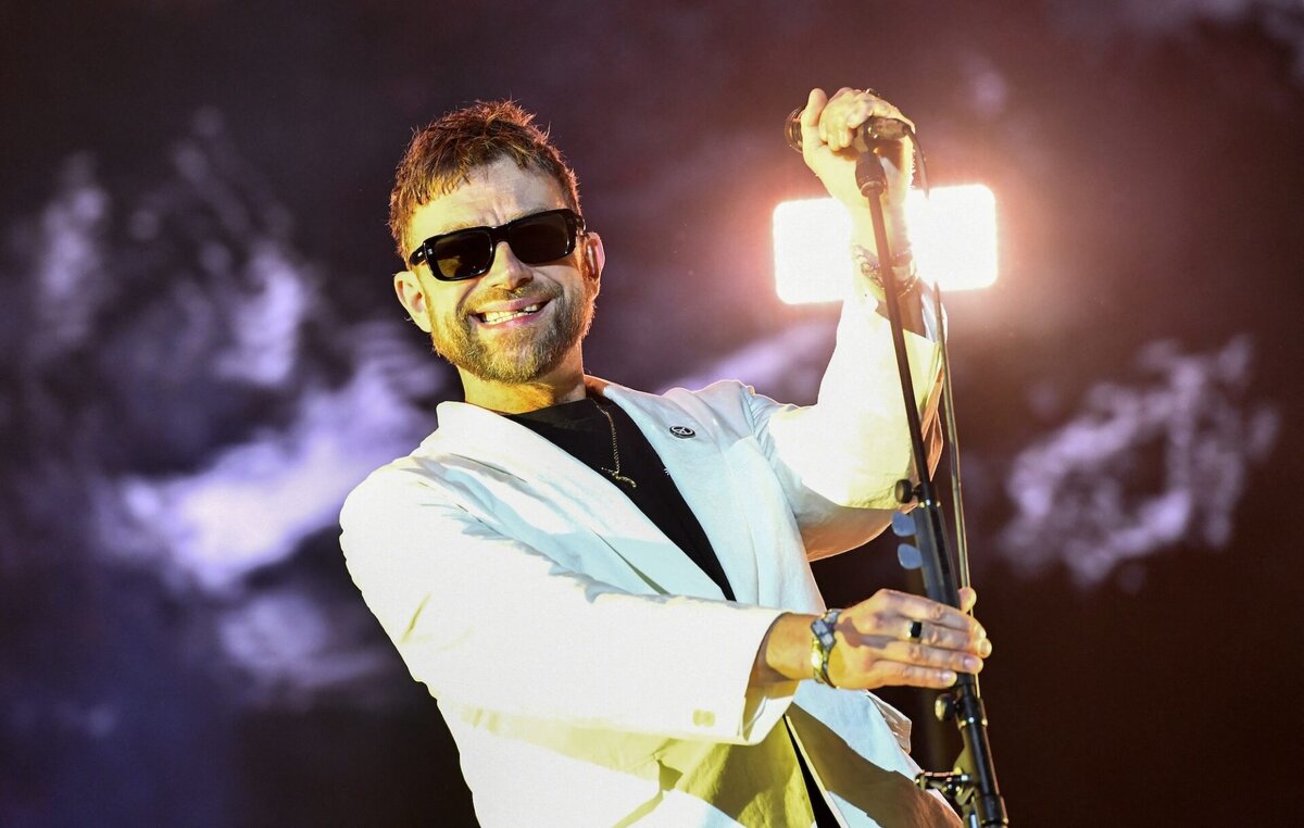 фото: https://www.rollingstone.co.uk/music/damon-albarn-hits-out-at-blurs-coachella-crowd-you-might-as-well-fucking-sing-it-38748/