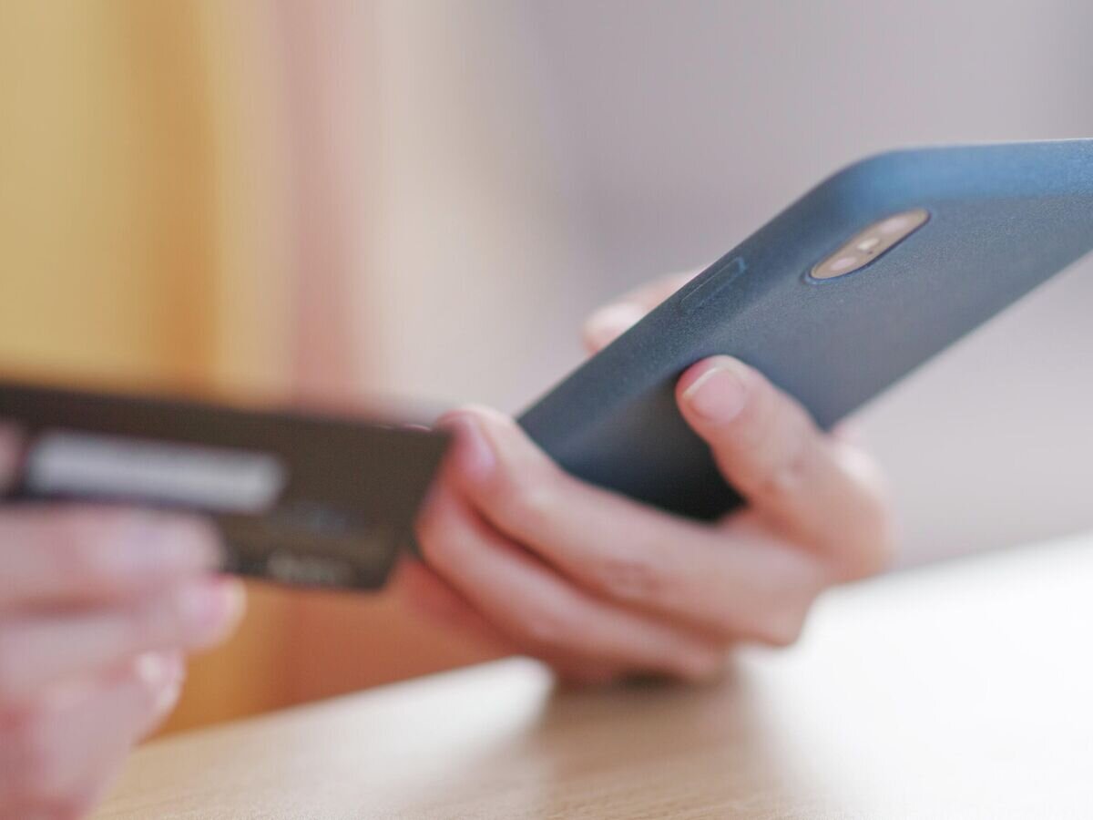    Покупка в интернете с помощью банковской карты© Depositphotos.com / leungchopan