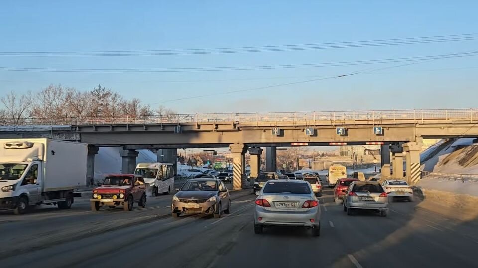    Перекресток Павловский тракт - проспект Строителей - улица Советской Армии. Источник: скриншот с видео на youtube.com