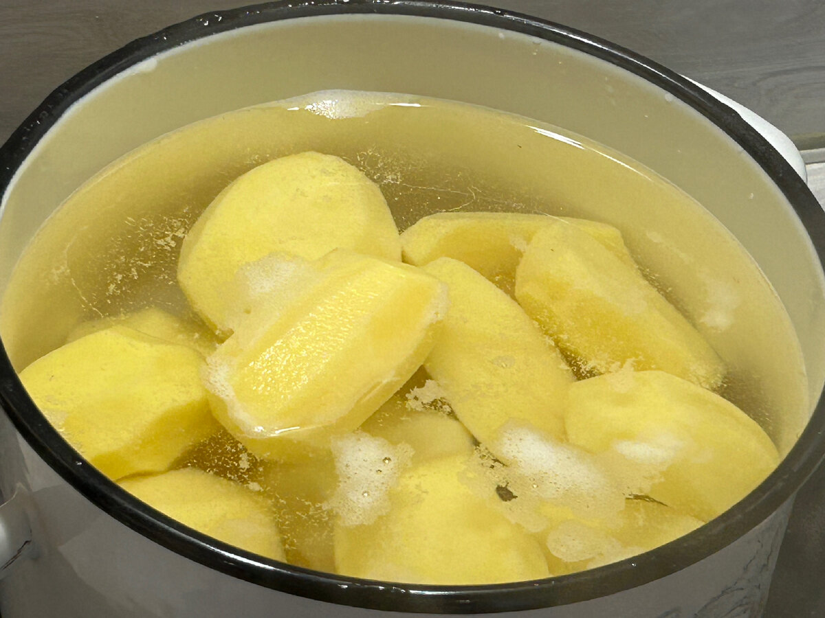 Фото автора.  Предварительно его моем, очищаем от кожуры и ставить вариться на средний огонь до полной готовности.