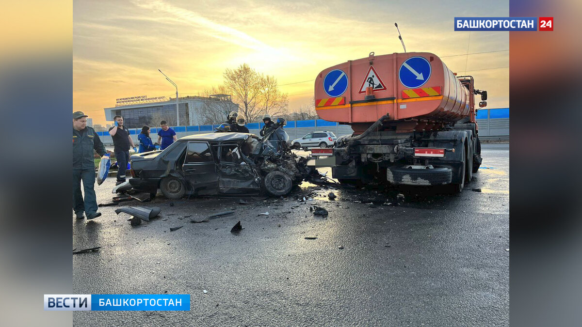    Пять человек погибли и двое пострадали в ДТП с участием легковушки и поливальной машины в Уфе