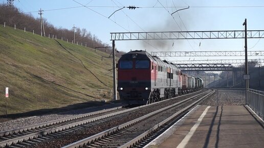 Тепловоз 2ТЭ116У-0284 на подъёме с техникой Ростсельмаша.