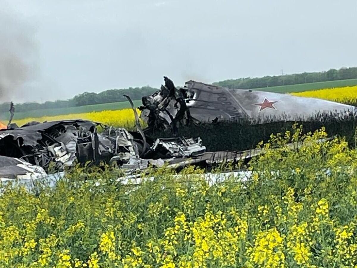    Бомбардировщик Ту-22М3, упавший в поле на территории Красногвардейского округа Ставропольского края. 19 апреля 2024© Владимир Владимиров/Telegram