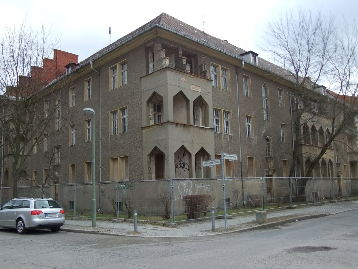 Да здравствует Всемирная паутина! Мне удалось найти дом, в котором мы жили в Берлине. Район Карлсхорст – тот самый, где в мае 45го был подписан акт о безоговорочной капитуляции гитлеровской Германии. Название улицы – пардон за мой немецкий – звучит как Андернахерштрасе)). Наша квартира на 1м этаже, угловая, окна заколочены фанерой, судя по всему, дом сейчас нежилой…