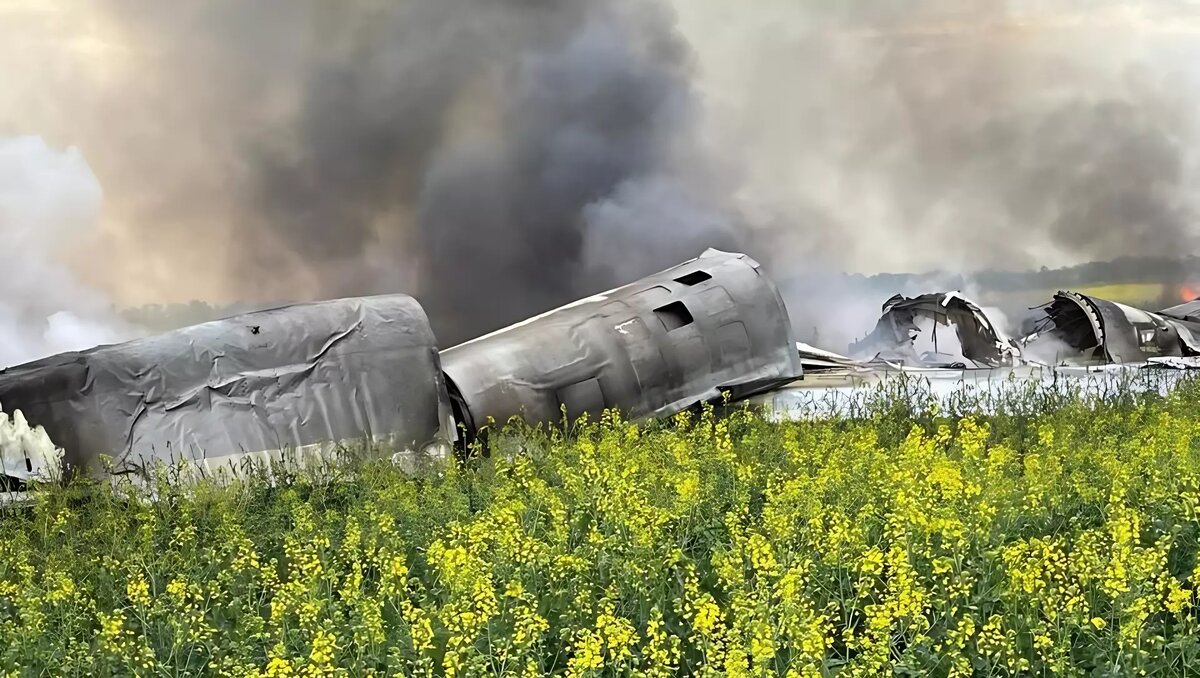     В Ставрополье на территории Красногвардейского округа в поле рухнул дальний ракетоносец Ту-22М3 ВКС. Экипаж состоял из четырех летчиков — выжить удалось только двум. Это первый Ту-22, погибший в воздухе.
