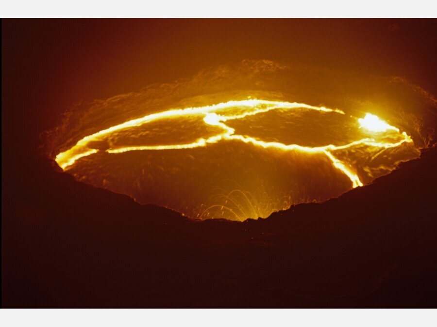 Лавовое озеро ночью