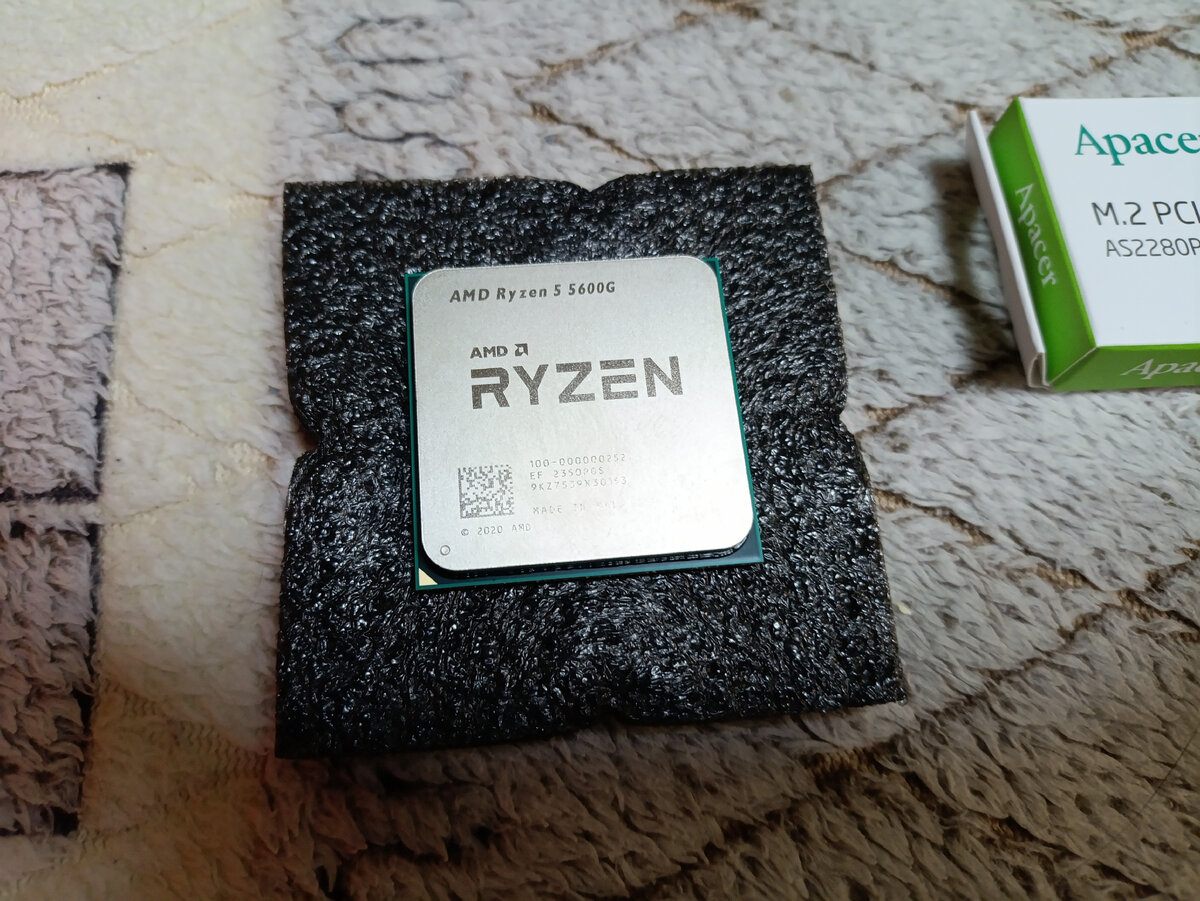 Раньше OEM процессоры поставляли хотя бы в небольших пластиковых коробочках, а теперь просто в пенке.. экономия на всём..