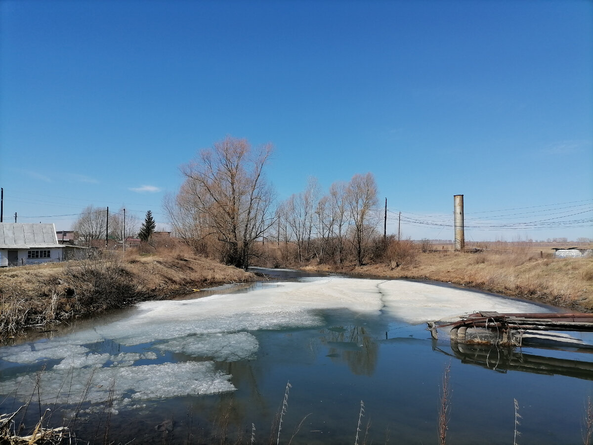 На водоеме еще лежит лед 