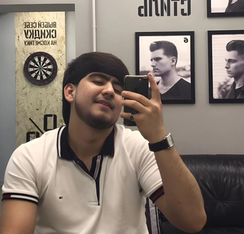 МУХАММАДСОБИР ХВАСТАЛСЯ СВОИМИ ФОТО В ГРУППАХ, А ПОТОМ ВЗЯО АВТОМАТ. СКРИН: СОЦСЕТИ.