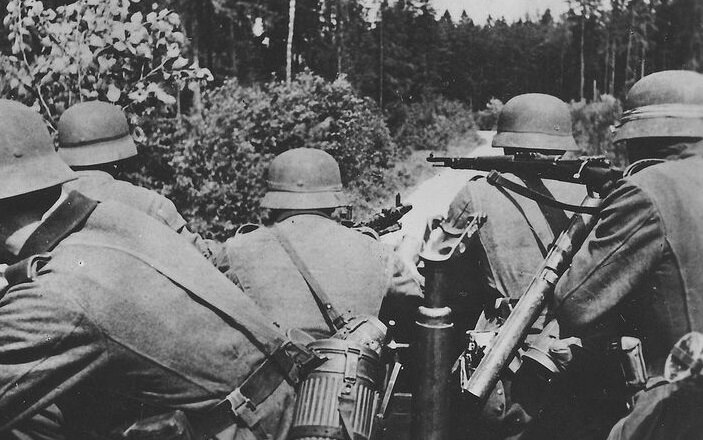 Группа немецких солдат на лесной дороге.