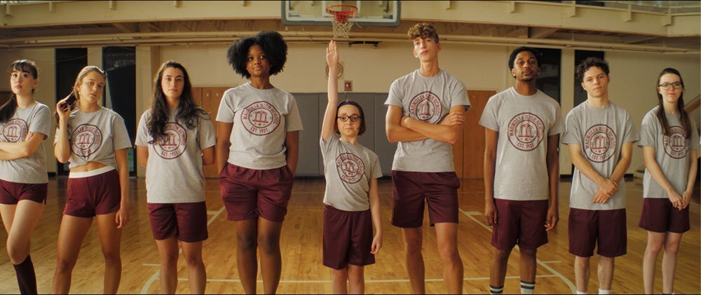 Эрвин в центре в очках