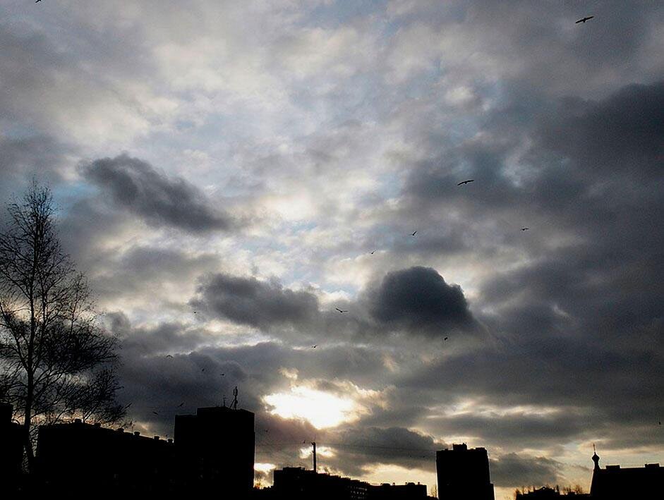 Еще хмурится свинцовое. Пасмурный вид. Вид из окна пасмурно. Серое небо Москва. Пасмурное небо вид из окна.