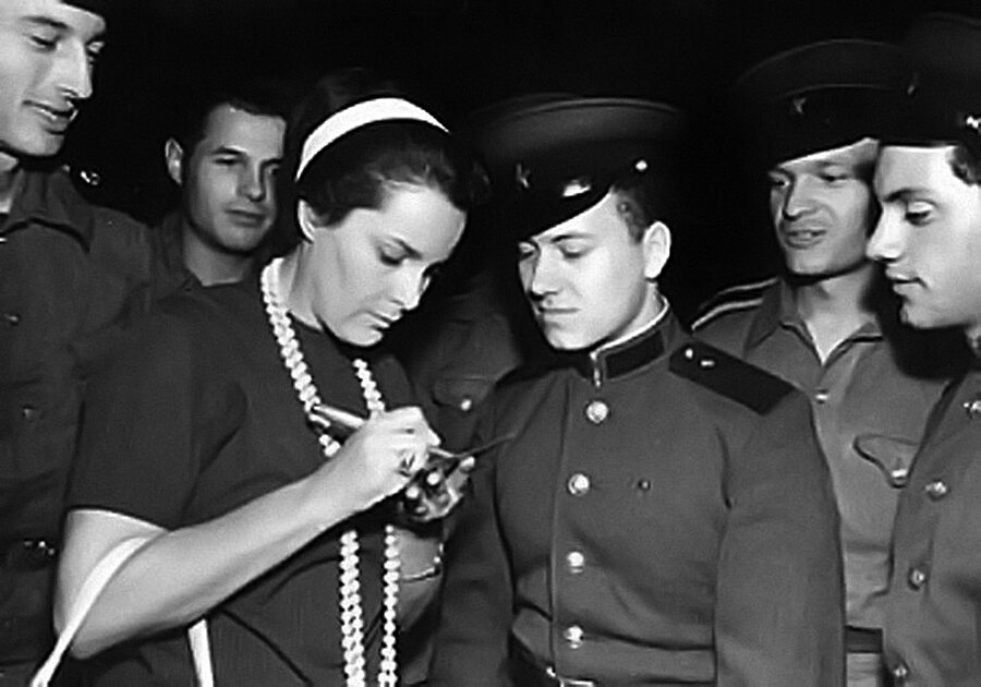 Элина Быстрицкая раздает автографы