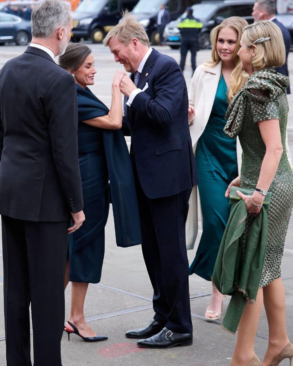 Короли Испании вместе с королями Нидерландов и кронпринцессой Амалией на прощании после государственной поездки.