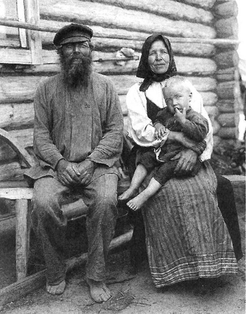 Дед и бабка с внуком. Рязанская губ.. Касимовский у.,
с. Увяз. 1910