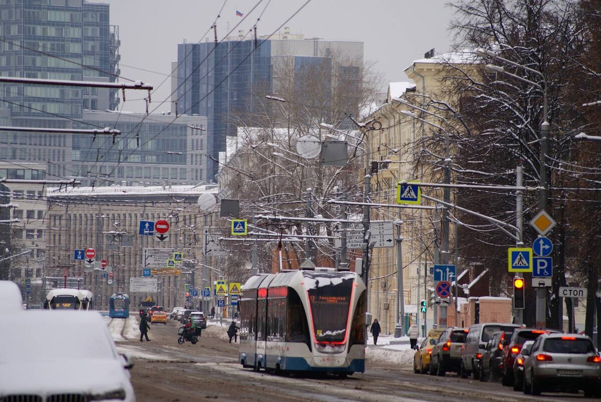 В сторону Лефортовского парка улица Красноказарменная особенно атмосферная. 