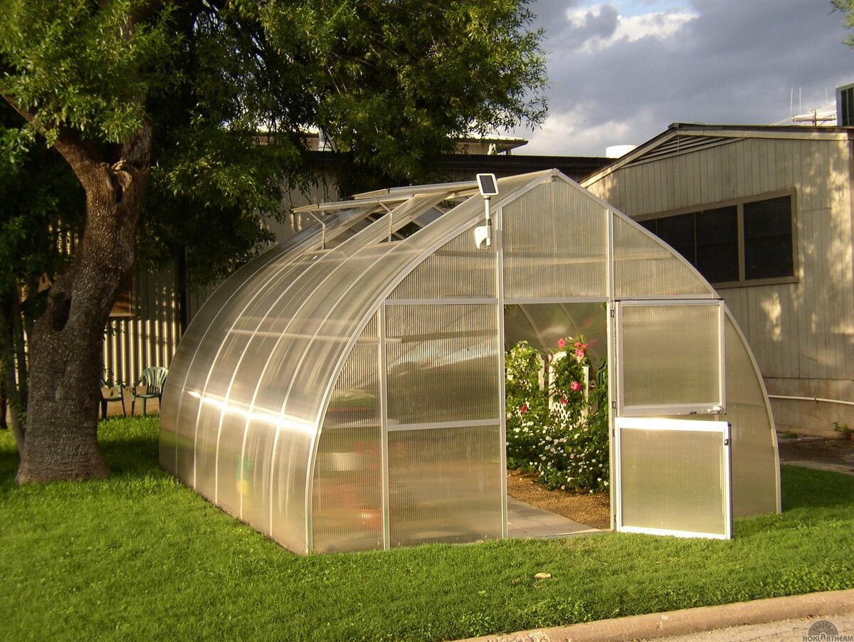 Фото: https://stroiteh-msk.ru/materialy/iz-ruk-v-ruki-teplicy-iz-polikarbonata-94-foto.html