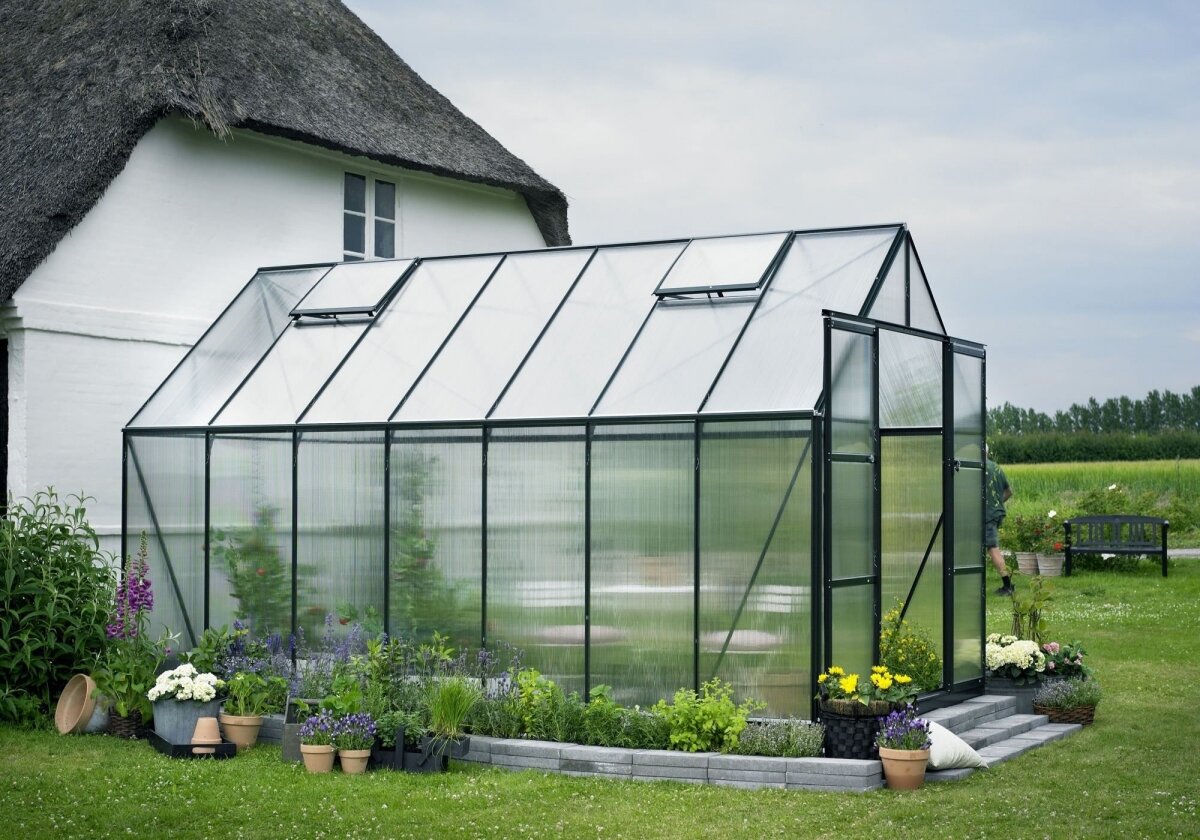 Фото: https://stroiteh-msk.ru/materialy/iz-ruk-v-ruki-teplicy-iz-polikarbonata-94-foto.html 