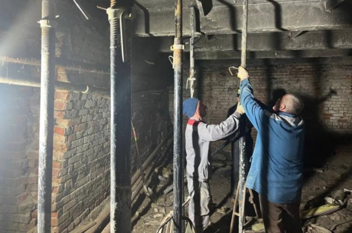    В подвале рушащегося дома на Доватора установили подпорки