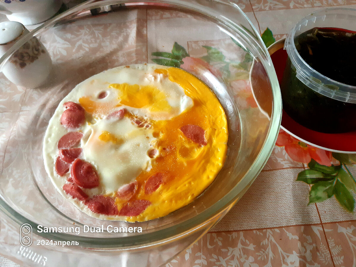 Яичница, справа морская капуста.