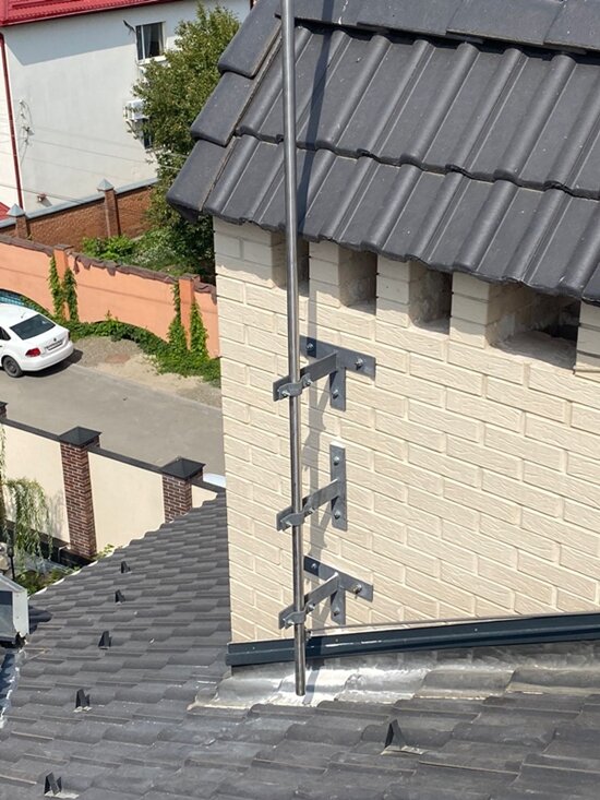 Пример молниеотвода на кронштейнах