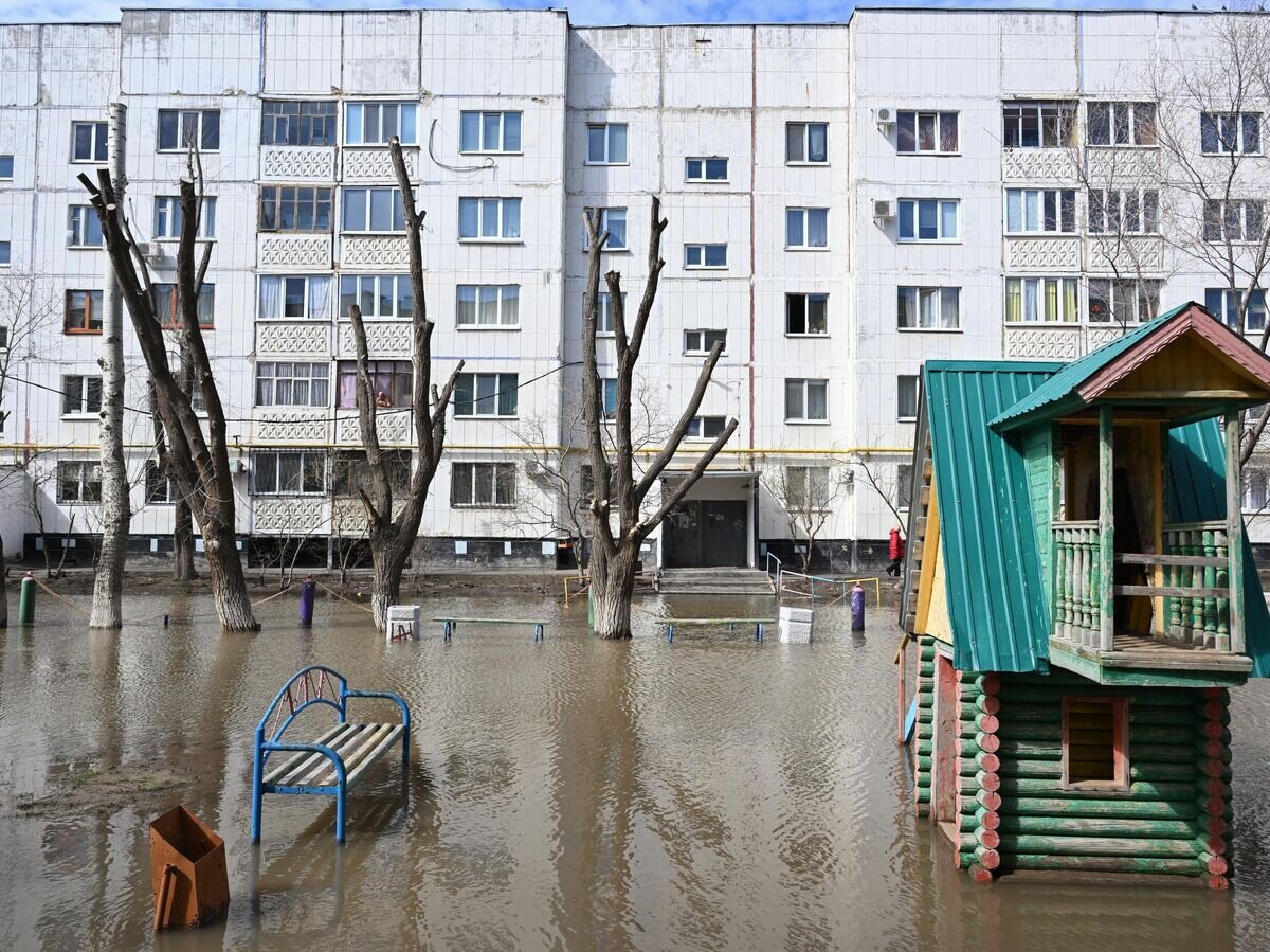    Паводок в микрорайоне Авиагородок в Оренбурге© РИА Новости / Максим Богодвид