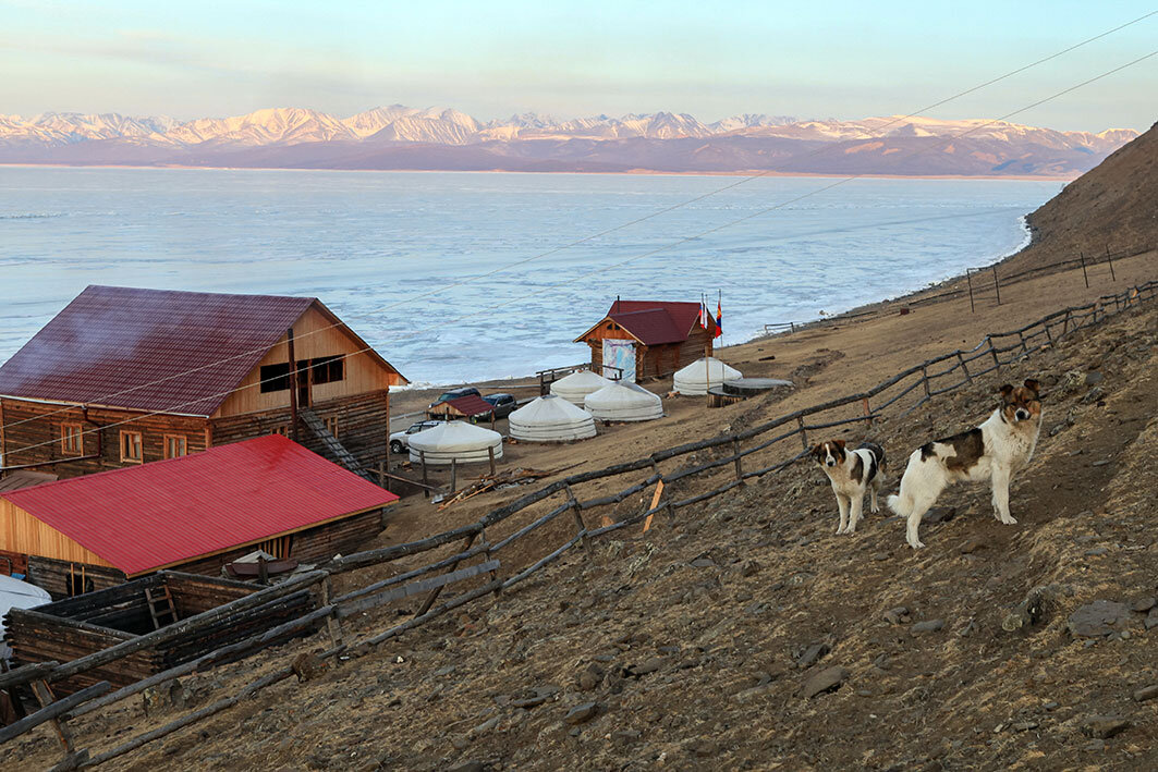 База"Саян - Радиан". на которой  в основном  живут  соотечественники. Фото Бориса  Слепнева