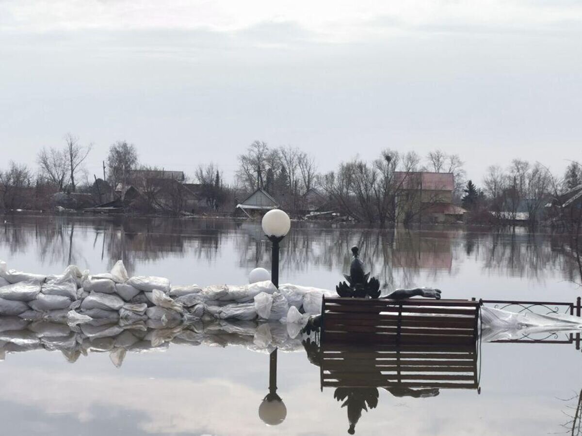   Затопленная набережная в центре Кургана© РИА Новости