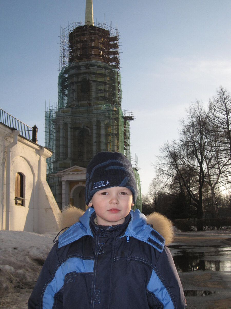 Саша в центре города. Садовских фото нет, всё в альбомах