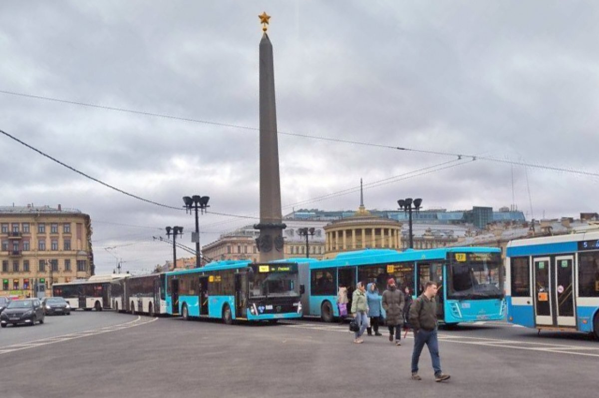 Утром 19 апреля на площади Восстания транспорт встал в огромную очередь |  АиФ – Санкт-Петербург | Дзен