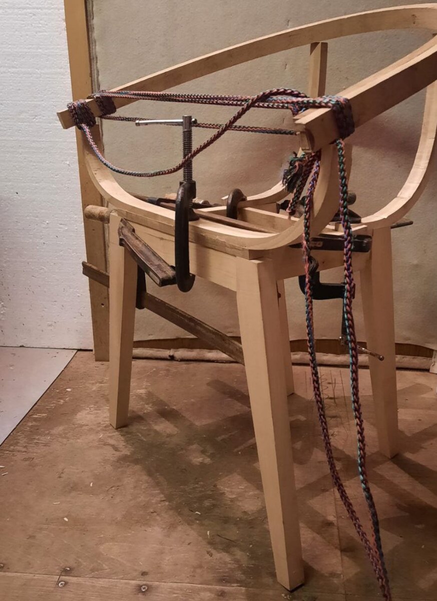 Заголовка гнутого стула 