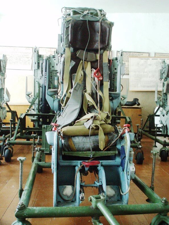    Катапультное кресло КТ-1М. Предусмотрена функция принудительного катапультирования командиром экипажа.