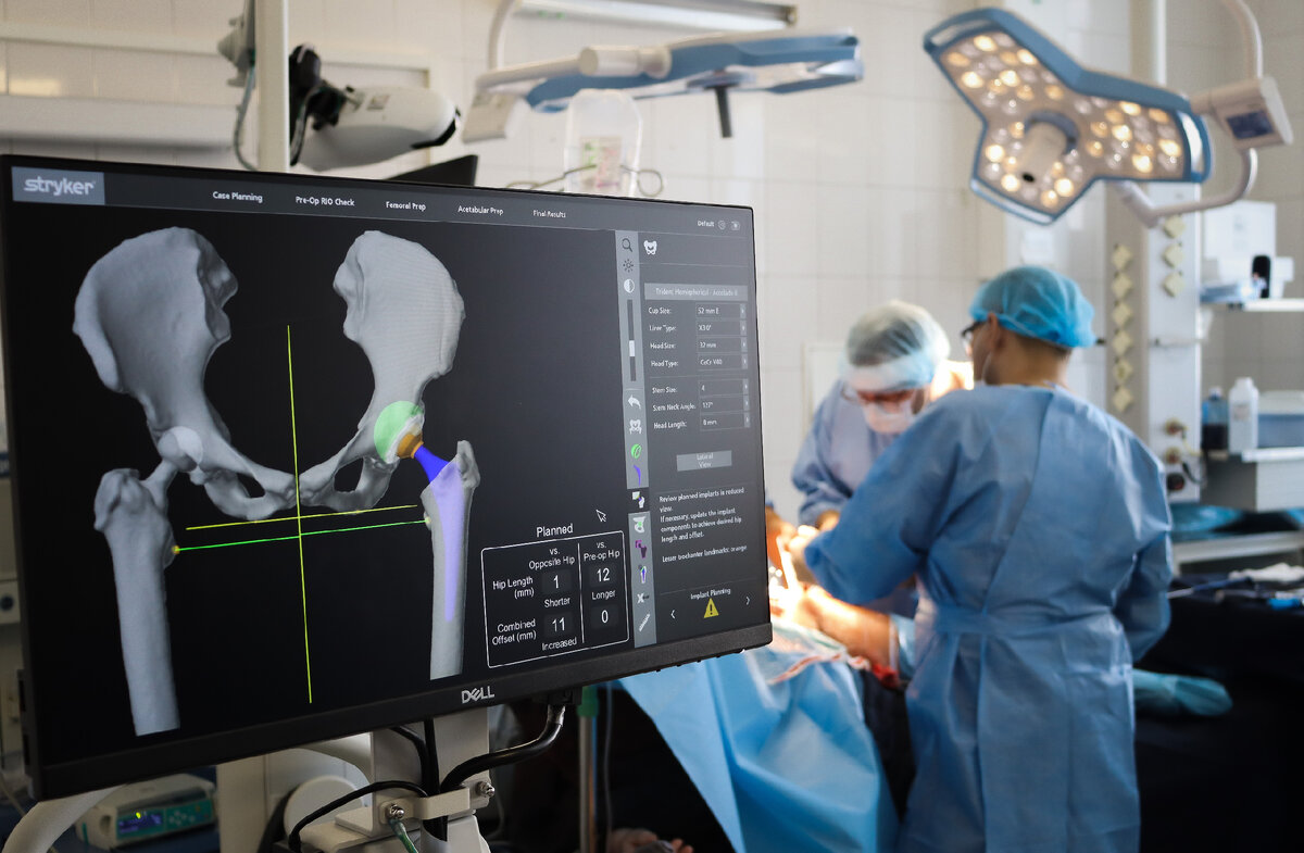 Операционная отделения эндопротезирования и эндоскопической хирургии суставов ННИИТО им. Я.Л. Цивьяна Минздрава России. Хирургическое вмешательство с применением роботизированной системы MAKO