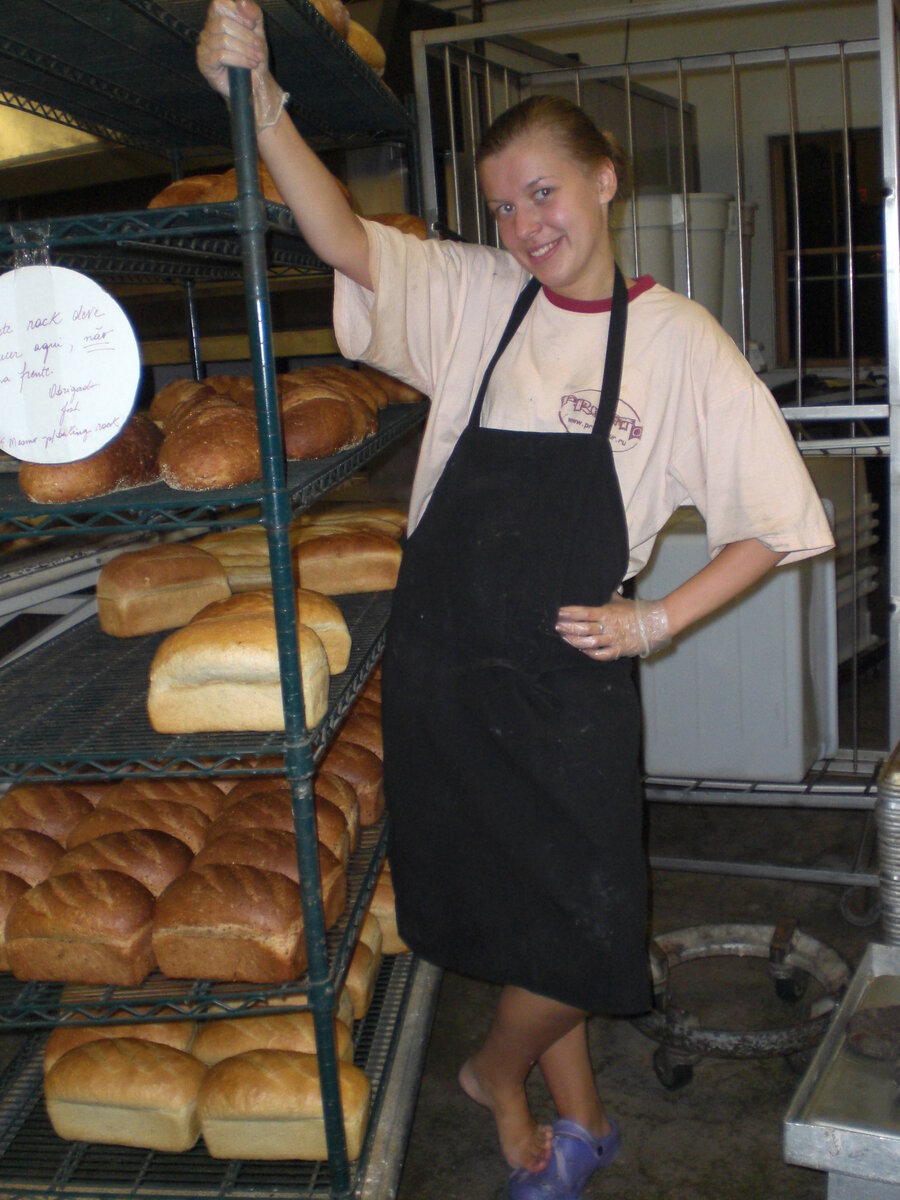 Беззаботная я в свои 18 лет, работающая ночью в пекарне
