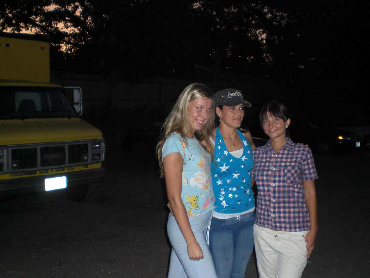 Я крайняя слева