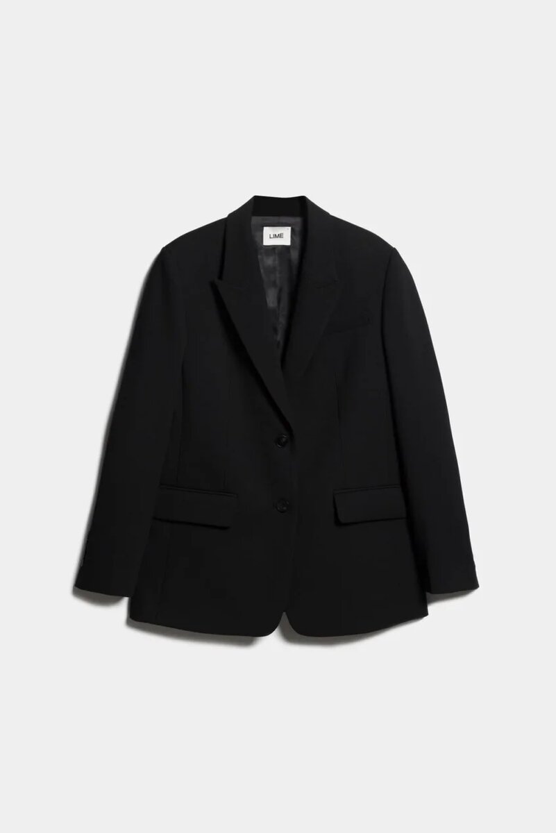 Универсальный фит, нет ярких деталей, простая ткань, хорошие лацканы и плечи